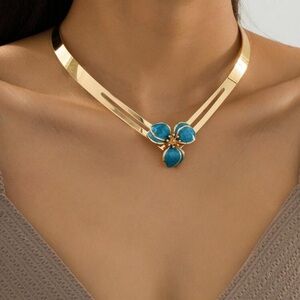 Radiant Gold and Sapphire Necklace with Intricate Detailing